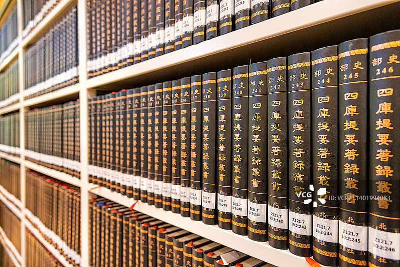 北京大学图书馆古籍阅览室书架图片素材