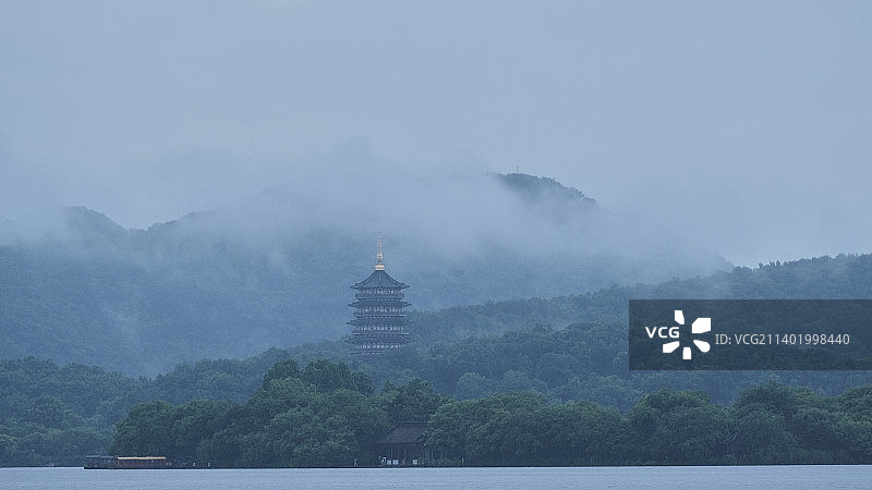 阴天的雷峰塔图片素材