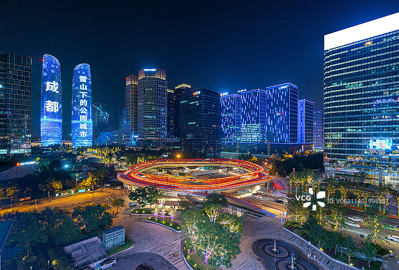 金融城交子之环双子塔地标雪山下的公园城市图片素材