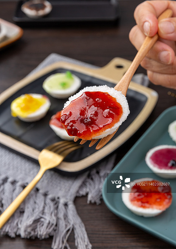 天津特色美食小吃：草莓味熟梨糕（甑儿糕）图片素材