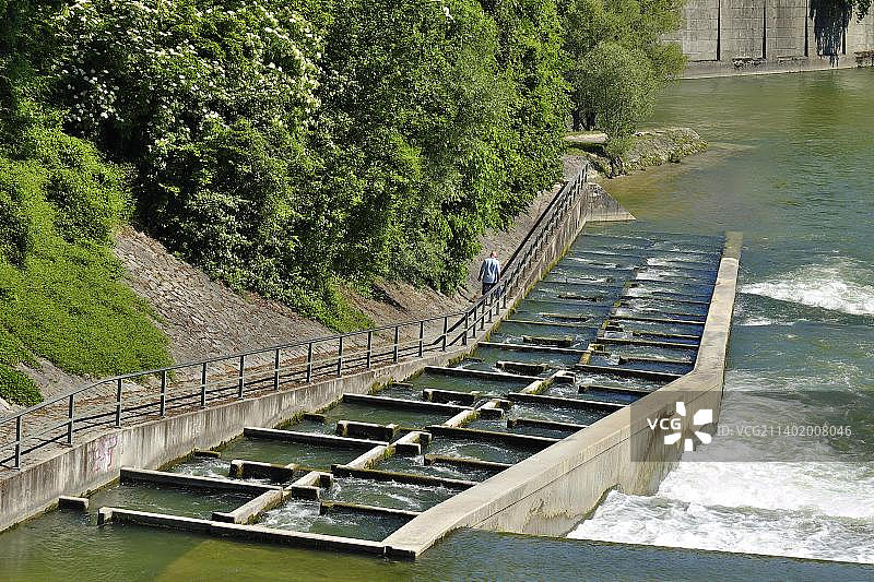 慕尼黑马克西米利安桥的鱼道，德国巴伐利亚图片素材