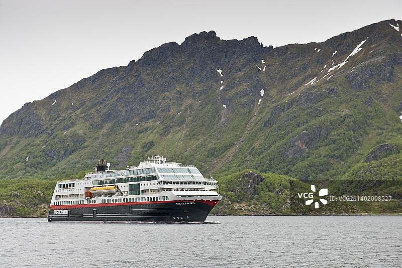 位于欧洲挪威罗弗敦群岛特罗尔峡湾的Hurtigruten游轮图片素材