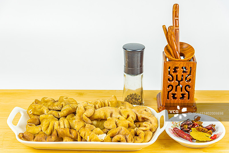 餐桌上摆放的卤肥肠图片素材