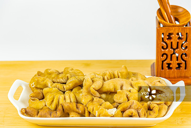 餐桌上摆放的卤肥肠图片素材