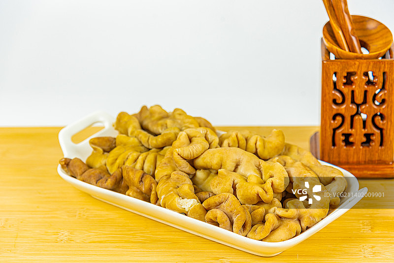 餐桌上摆放的卤肥肠图片素材