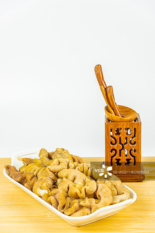 餐桌上摆放的卤肥肠图片素材