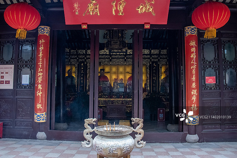 太仓浏河古镇天妃宫妈祖庙古色古香的城隍庙红色牌匾和一幅对联图片素材