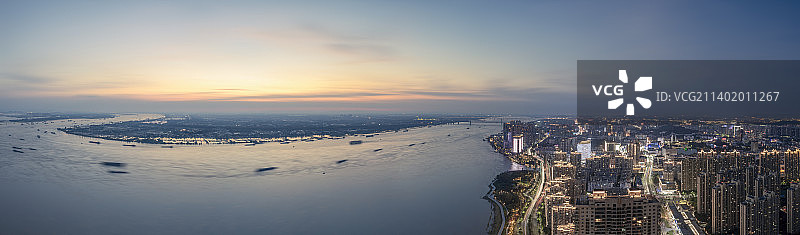 安徽省芜湖市城市天际线晚霞建筑外部长江滨江公园都市风光全景图片素材