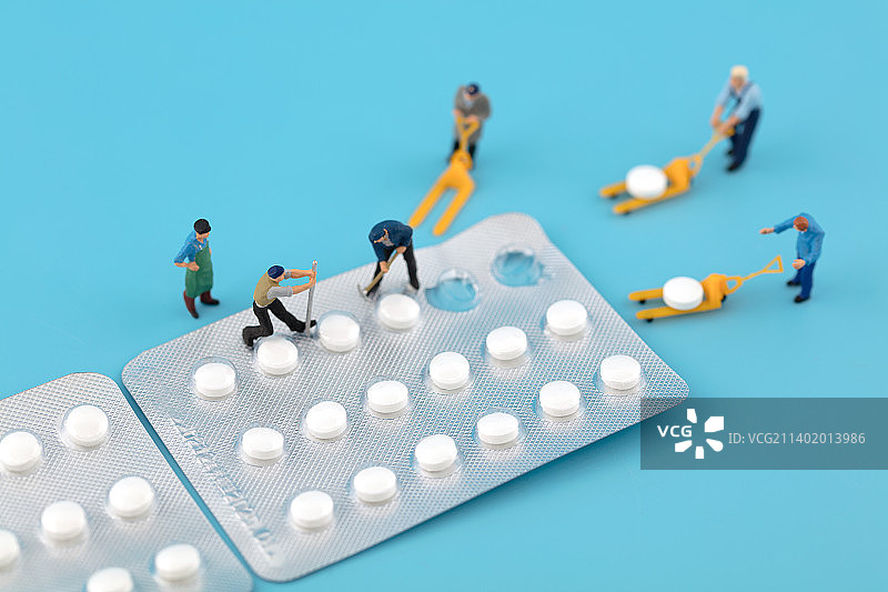 微缩创意运输者在运输药丸图片素材