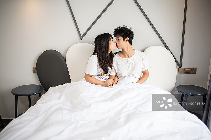 在别墅里的情侣写真图片素材