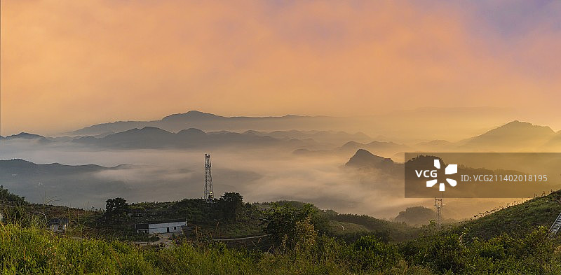 四川宜宾长宁双河镇云雾缭绕高山沟壑图片素材