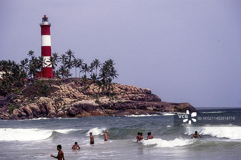 科瓦兰，绵延的金色沙滩，椰子树环绕，非常靠近喀拉拉邦特里凡得琅首都，印度，亚洲图片素材