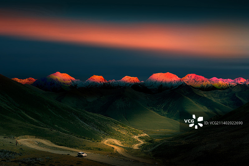 驶向贡嘎山图片素材