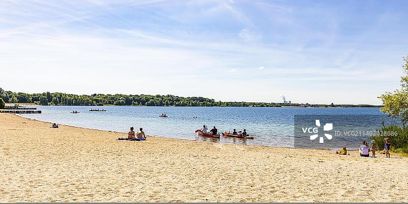 科斯普登湖的海滩生活：脚踏船，独木舟，德国萨克森州莱比锡图片素材