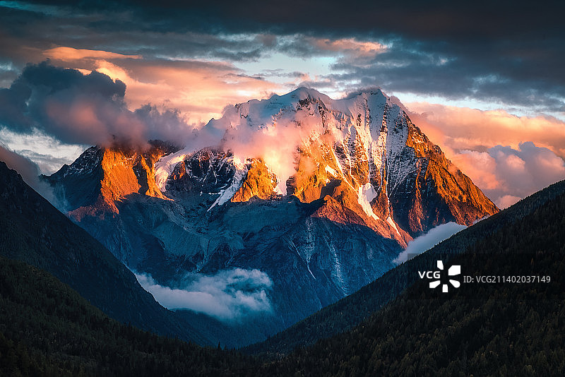 日照金山图片素材