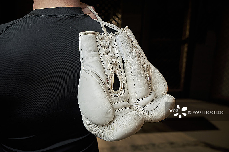 综合格斗运动员与拳击手套图片素材