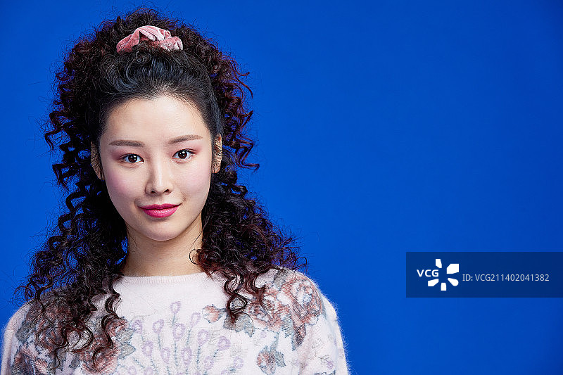 复古风，新复古，潮流，青年文化，青春，年轻女性，23世纪风格，怀旧时尚，大学生，烫发，个性图片素材