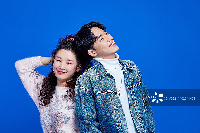 复古风，新复古，潮流，青年文化，年轻女子，旧式时尚，大学生，烫发，个性，年轻男子，异性恋情侣图片素材