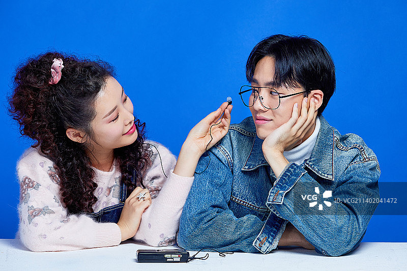 复古风潮：青年文化，时尚男女与老式磁带图片素材