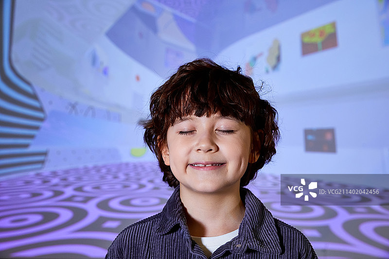 儿童，元宇宙，虚拟现实，Alpha世代，男孩，想象力，闭眼图片素材