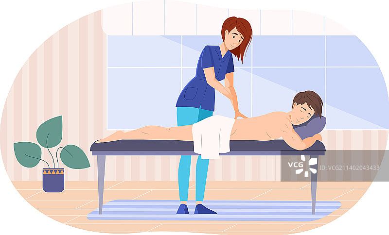 放松的男人享受背部按摩图片素材