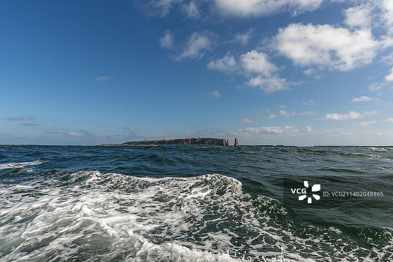 黑尔戈兰岛：红色砂岩悬崖与海浪图片素材