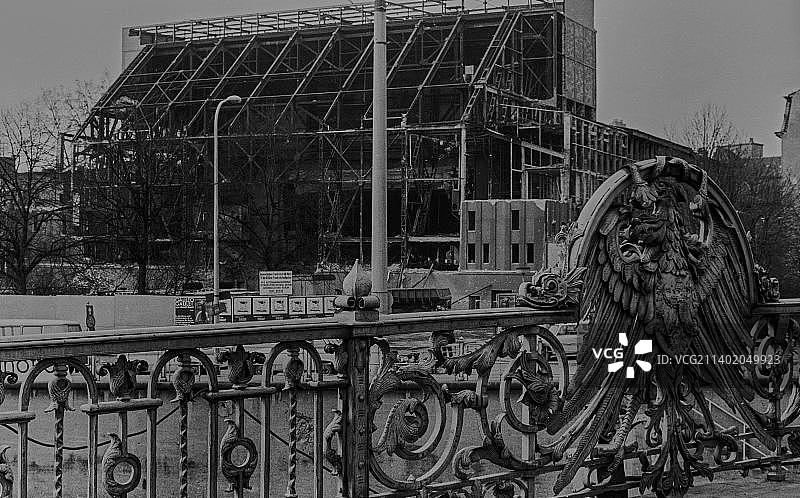 GDR,柏林,1985年4月18日,从Weidendamm桥看到的施普雷河上的老Friedrichstadtpalast拆除,鹰图片素材