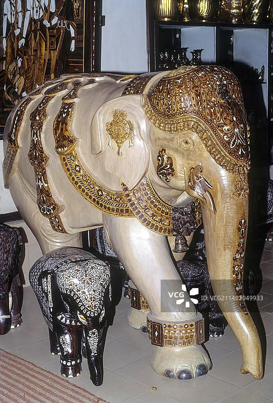 印度卡纳塔克邦班加罗尔手工艺品店出售的精美雕刻大象图片素材