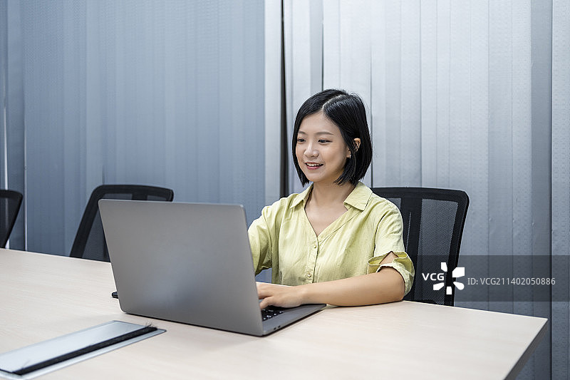 在咖啡厅里办公的商务女性特写图片素材