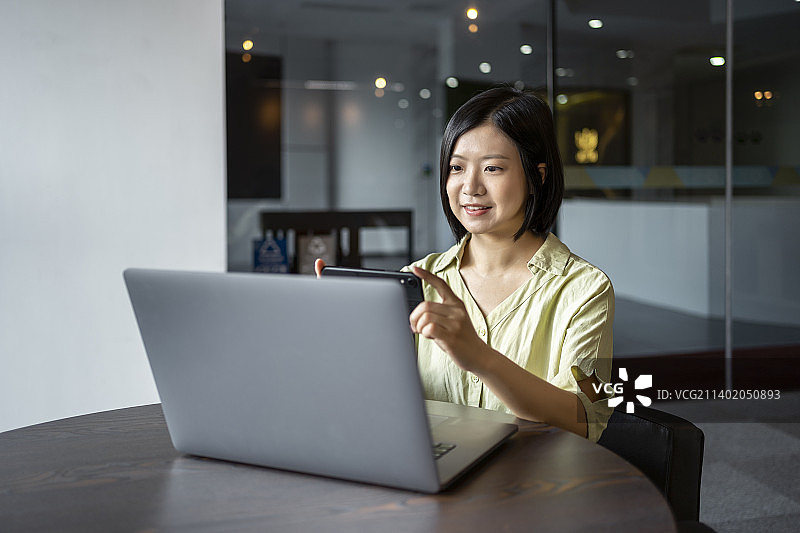 在咖啡厅里办公的商务女性特写图片素材