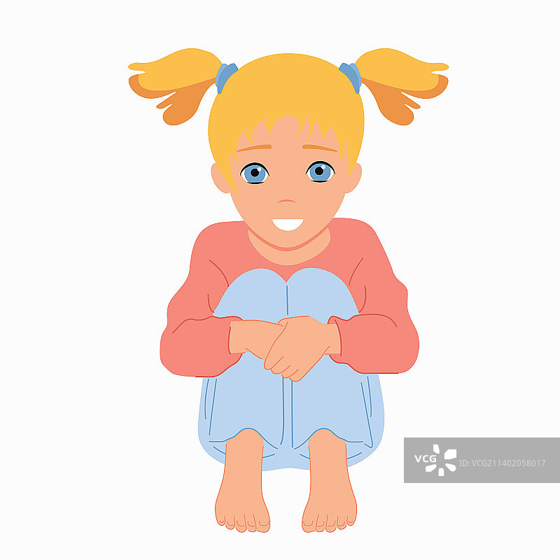 小女孩抱着膝盖微笑图片素材
