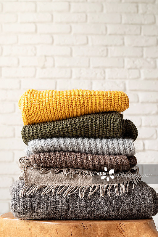 堆叠的秋季保暖毛衣图片素材