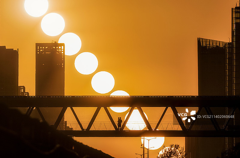 父子观日·温情永存图片素材