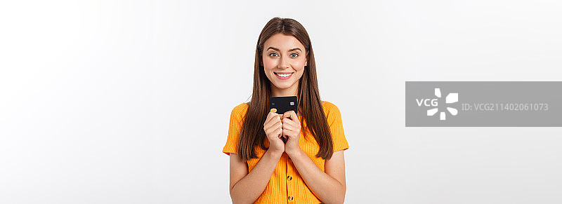 面带微笑的友善自信的女孩展示黑卡图片素材