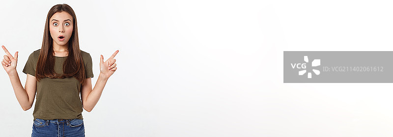 灰色背景前开心又惊讶的年轻女士图片素材