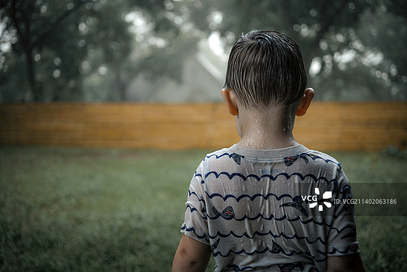 美国佐治亚州男孩站在田野背影图片素材