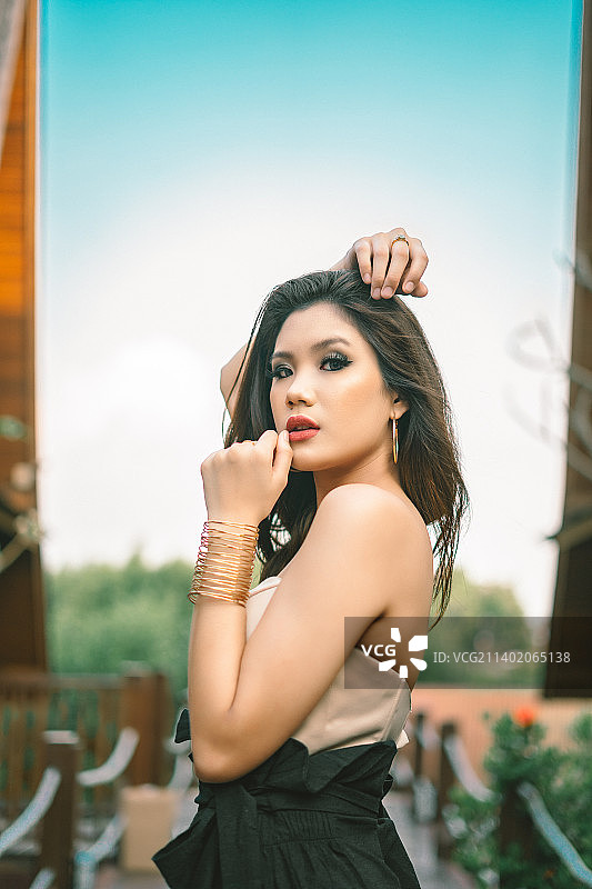 年轻女子站在印度尼西亚井里汶的天空下图片素材