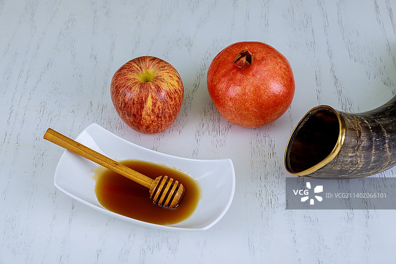 传统食物：苹果、蜂蜜、石榴和号角图片素材