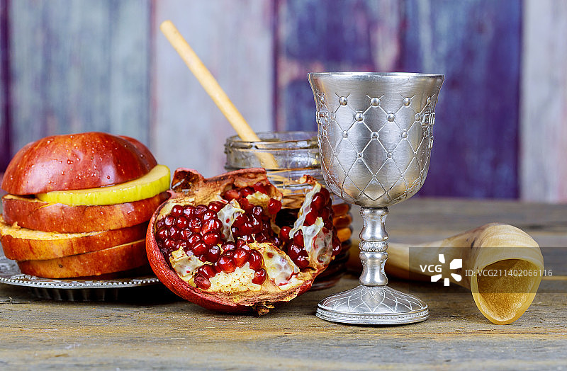 传统犹太新年象征物：苹果和蜂蜜图片素材