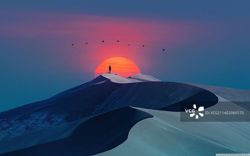 日落时分雪山仰视视角图片素材