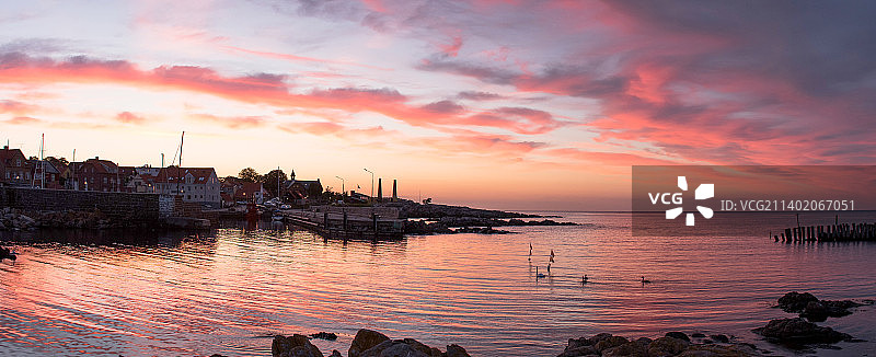 日落时大海与天空的映衬图片素材