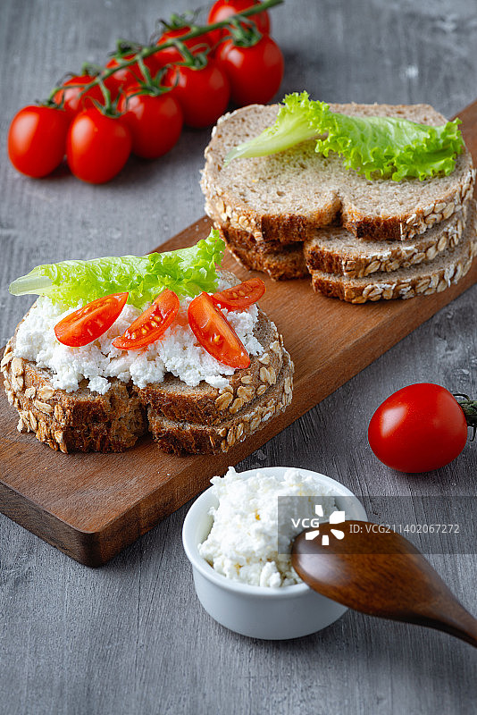 黑麦面包切片，配农家奶酪和番茄图片素材