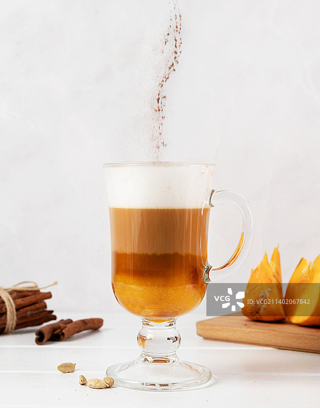 玻璃杯装南瓜香料拿铁图片素材