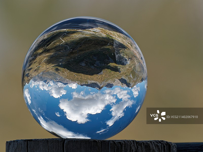 法国蒙瓦莱桑峰Traversette山口木头上的水晶球特写图片素材