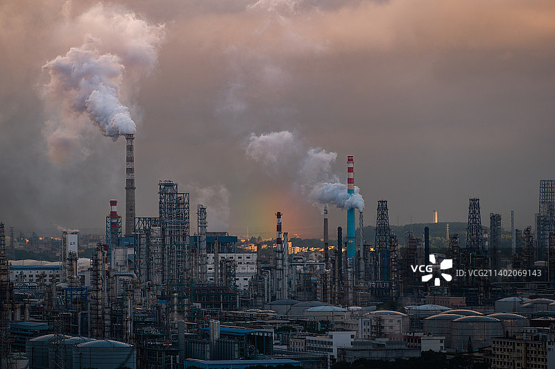 广东省茂名市石油化工厂夕阳日出蓝天火烧云图片素材