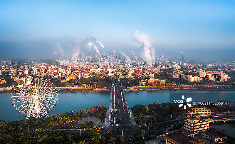 广东省茂名市石油化工厂夕阳日出蓝天火烧云图片素材