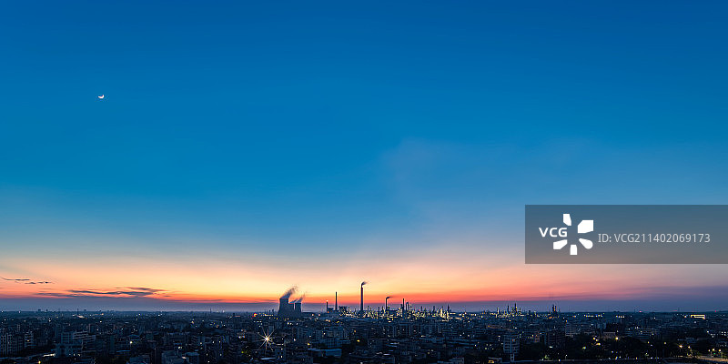 广东省茂名市石油化工厂夕阳日出蓝天火烧云图片素材