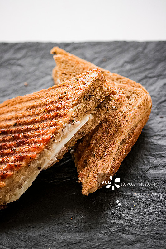 桌子上的面包特写图片素材