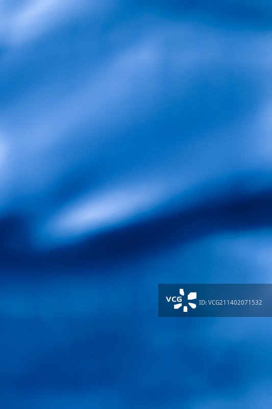 蓝色抽象艺术背景，丝绸纹理和波浪线条图片素材