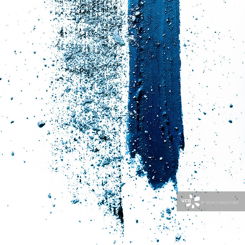 口红污迹、睫毛膏笔触和粉碎的眼影图片素材